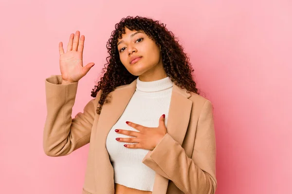 Joven Afroamericana Afro Mujer Aislada Haciendo Juramento Poniendo Mano Pecho —  Fotos de Stock