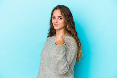 Kafkasyalı kıvırcık saçlı genç kadın kendini izole edip seni işaret ediyor sanki davet ediyormuş gibi..