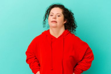 Down sendromlu bir kadın sırt ağrısı çekiyor..