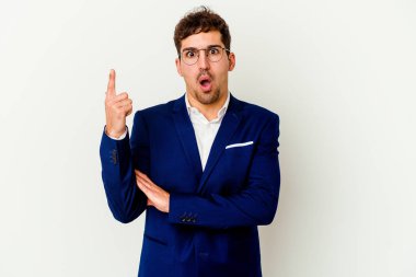 Beyaz arka planda izole genç beyaz iş adamı bazı büyük bir fikir, yaratıcılık kavramı var.