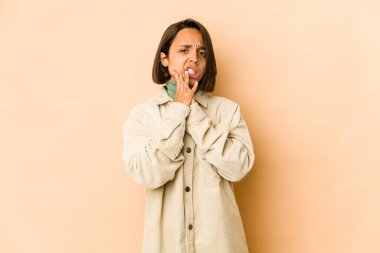 Genç İspanyol bir kadın izole edilmiş. Güçlü bir diş ağrısı, azı dişi ağrısı var..