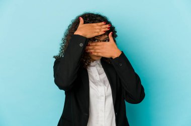 Genç Afrikalı Amerikalı afro kadın kameraya parmaklarıyla göz kırpıyor, yüzünü kapatmaktan utanıyor..