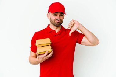 Beyaz arka planda izole edilmiş beyaz tenli genç bir teslimatçı hoşlanmadığı bir hareket gösteriyor. Anlaşmazlık konsepti.