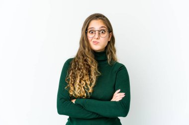 Kafkasyalı genç bir kadın yanakları siliyor, yorgun bir ifadesi var. Yüz ifadesi kavramı.