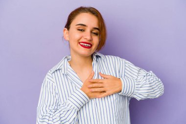 Genç Arap melez kadın gülüyor. Elini yüreğine koyuyor. Mutluluk kavramı..