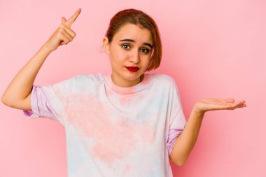 Genç Arap melez kadın elinde bir ürün tutuyor..