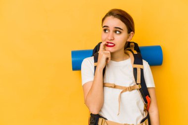 Genç, sıska Arap gezgin kadın rahatlamış fotokopi odasına bakan bir şey düşünüyor..