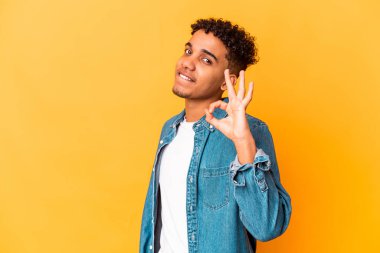 Genç Afro-Amerikalı kıvırcık adam mor bir göz açıp kapayıncaya kadar izole edildi ve elleriyle iyi bir jest yaptı..