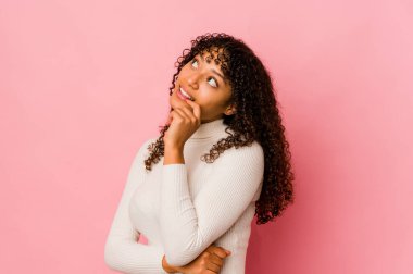 Genç Afrikalı Amerikalı Afro kadın izole edilmiş. Bir şeyin fotokopi odasına baktığını düşünüyor..