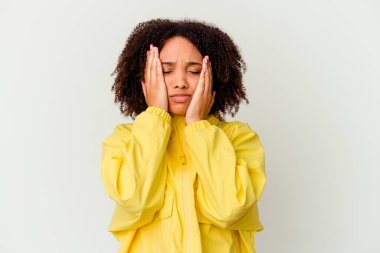 Genç Afro-Amerikan melez kadın sızlanıyor ve ağlıyor..