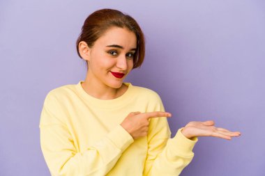 Genç Arap melez kadın Palm 'da bir kopya yeri tutarken heyecanlanıyor..