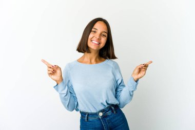 Genç melez kadın farklı kopya alanlarını gösteriyor, birini seçiyor, parmaklarıyla gösteriyor..