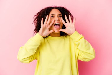 Genç Afro-Amerikan melez kadın yalnız başına bağırıyor..