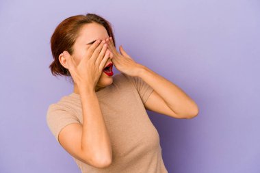 Genç Arap melez kadın elleriyle gözlerini kapatmaktan korkuyor..