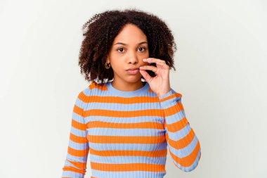 Genç Afro-Amerikan melez kadın parmakları dudaklarında bir sır saklıyor..