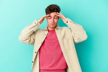 Renkli arka planda poz veren beyaz bir genç. 