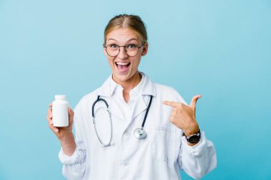 Genç Rus doktor elinde ilaç şişesi tutarken parmaklarıyla şaşırdı ve gülümsedi..