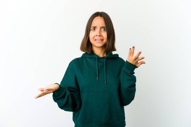 Genç melez kadın kollarıyla ölçeği yapıyor, mutlu ve kendinden emin..