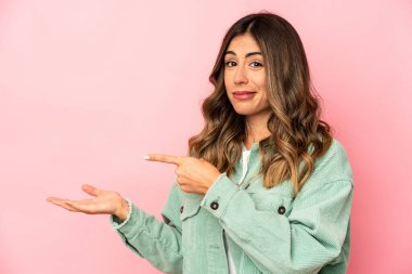 Kafkasyalı genç bir kadın, avucunun içinde bir fotokopi odası tutarken heyecanlı..