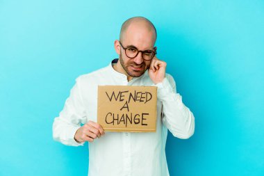 Kafkasyalı genç kel bir adam elinde... Mor arka planda izole edilmiş, kulakları elleriyle kapatan bir değişim levhasına ihtiyacımız var..