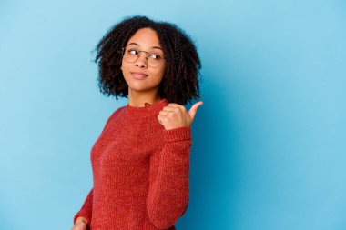 Genç Afro-Amerikan melez kadın parmaklarını uzatmış, gülüyor ve kaygısız..