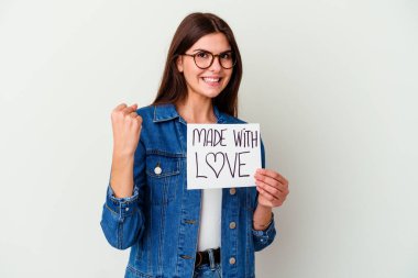 Beyaz arka planda izole edilmiş aşk levhasını tutan beyaz bir kadın kafası karışmış, şüpheli ve güvensiz hissediyor..