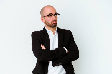 Genç, beyaz, kel bir adam mavi arka planda izole edilmiş. Tekrarlanan bir görevden yorulmuş..