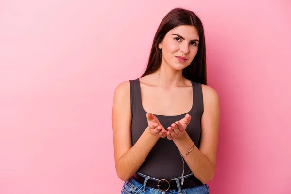 Ung Kaukasisk Kvinna Isolerad Rosa Bakgrund Vikbara Läppar Och Hålla — Stockfoto