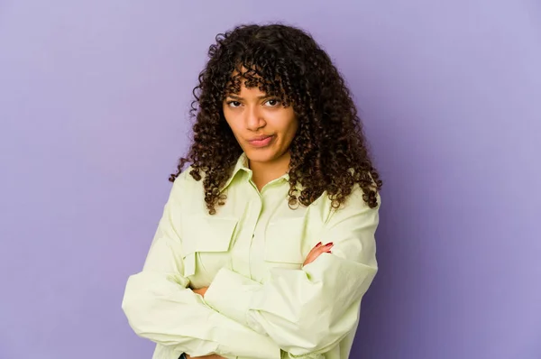 Jonge Afro Amerikaanse Afro Vrouw Geïsoleerd Fronsend Gezicht Ongenoegen Houdt — Stockfoto