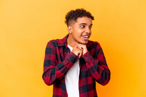 Jovem Afro Americano Encaracolado Homem Isolado Roxo Mantém Mãos Sob — Fotografia de Stock