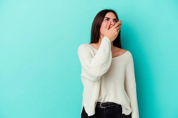 青の背景に孤立した若い白人女性は 屈託のない 自然な感情を笑って — ストック写真