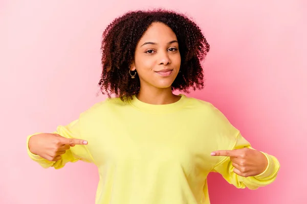 若いアフリカ系アメリカ人の混合人種の女性の人の手でシャツのコピースペースを指して 誇りと自信を持って — ストック写真
