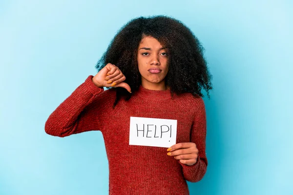 Afro Amerikan Kıvırcık Saçlı Genç Bir Kadın Yardım Pankartı Tutuyor — Stok fotoğraf