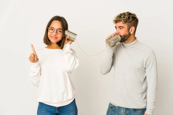 Jovens Amigos Hispânicos Falando Através Sistema Lata Mostrando Número Com — Fotografia de Stock