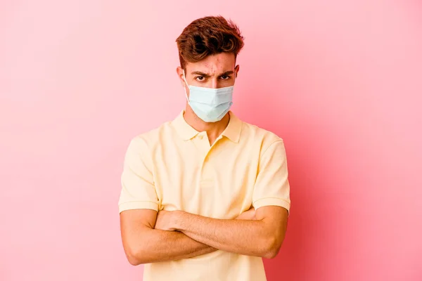 Jonge Blanke Man Draagt Een Bescherming Voor Coronavirus Geïsoleerd Roze — Stockfoto