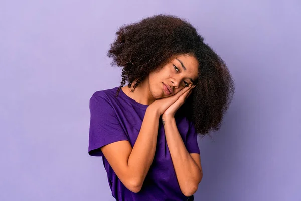 Jeune Femme Frisée Afro Américaine Isolée Sur Fond Violet Bâillant — Photo