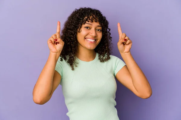 Joven Afroamericana Afro Mujer Aislada Indica Con Ambos Dedos Delanteros —  Fotos de Stock