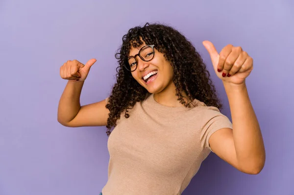 Joven Afroamericana Afro Mujer Aislada Levantando Ambos Pulgares Hacia Arriba —  Fotos de Stock