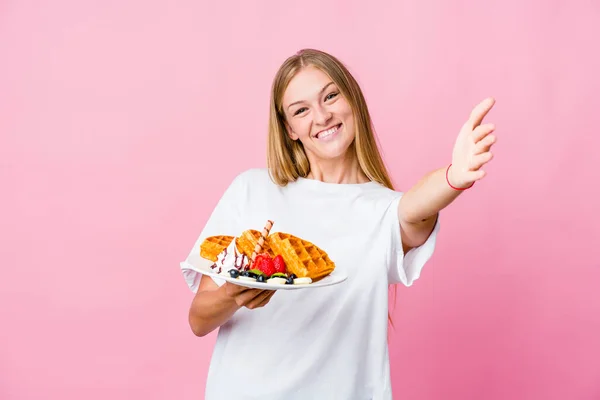 Jovem Russa Comendo Waffle Isolado Sente Confiante Dando Abraço Câmera — Fotografia de Stock