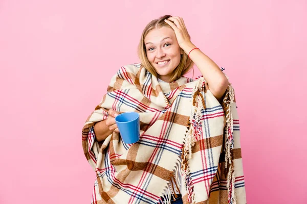 Ung Rysk Kvinna Insvept Filt Dricka Kaffe Skrattar Glatt Hålla — Stockfoto