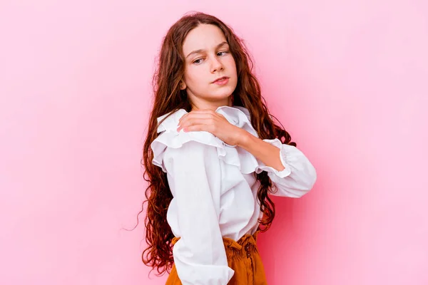 Pequena Menina Caucasiana Isolado Fundo Rosa Com Uma Dor Ombro — Fotografia de Stock