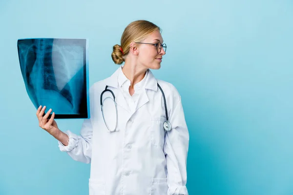 Joven Doctora Rusa Sosteniendo Una Gammagrafía Ósea Azul Mirando Hacia —  Fotos de Stock