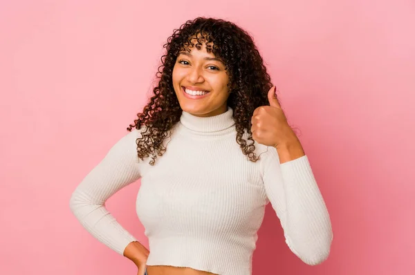 Jong Afrikaans Amerikaans Afro Vrouw Geïsoleerd Glimlachen Heffen Duim Omhoog — Stockfoto