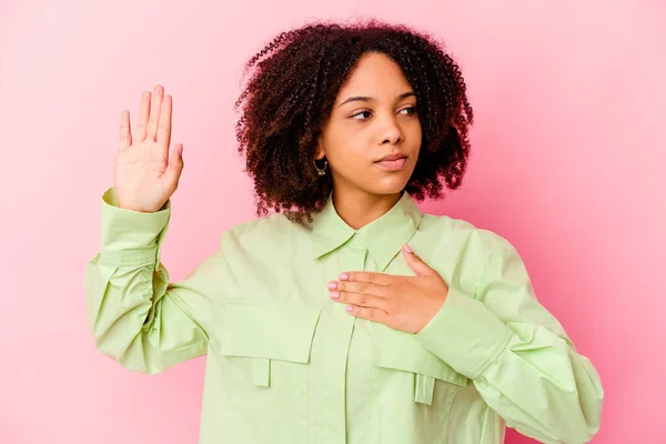 Ung Afrikansk Amerikansk Blandras Kvinna Isolerad Sätta Hand Bröstet — Stockfoto