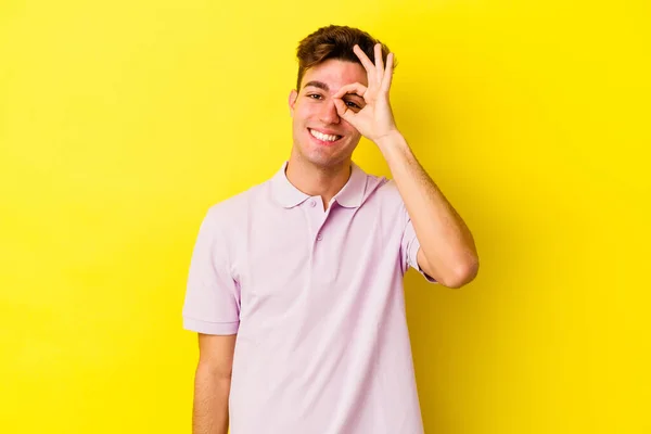 Hombre Que Presenta Con La Camisa Amarilla En Blanco Foto de archivo -  Imagen de standing, facial: 43429166