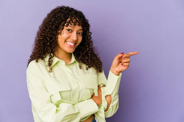 年轻的非洲裔美国妇女孤零零地笑着 无时无刻不带着食指 — 图库照片