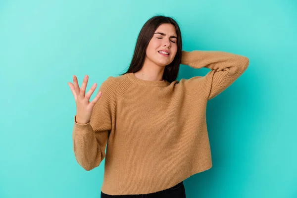 Joven Mujer Caucásica Aislada Sobre Fondo Azul Gritando Rabia —  Fotos de Stock