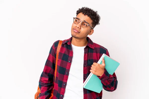 Jovem Estudante Afro Americano Encaracolado Homem Isolado Segurando Livros Confusos — Fotografia de Stock