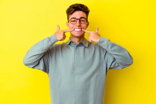 Jonge Blanke Man Geïsoleerd Gele Achtergrond Glimlacht Wijzende Vingers Naar — Stockfoto