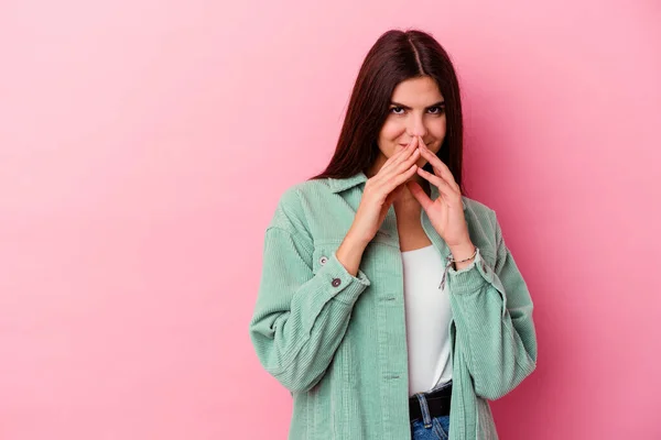 Jeune Femme Caucasienne Isolée Sur Fond Rose Faisant Plan Esprit — Photo